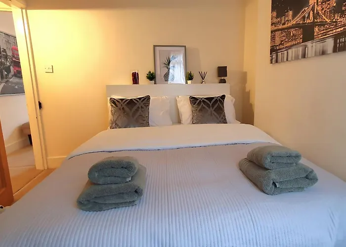 Inviting 2-Bed Cottage In Windsor